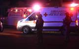 Se observan varias ambulancias de noche con las sirenas prendidas