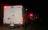 Se observa una camioneta blanca con letras azules que dicen servicio médico forense