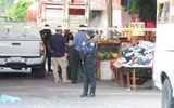 Se observa el tianguis y el puesto de frutas, elementos de policía y gente al rededor