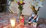 Se observa un portarretratos de Diana Araceli junto con veladoras y flores