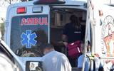 Se observa una ambulancia dando primeros auxilios con el joven en la camilla