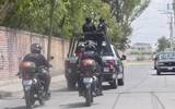 Se observa una patrulla con policías y motocicletas de policías